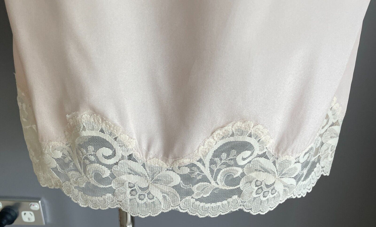 Half Slip Beige 1/2 Petticoat Elastic Waist Lace Hem Side Slit Size 8 NO stretch