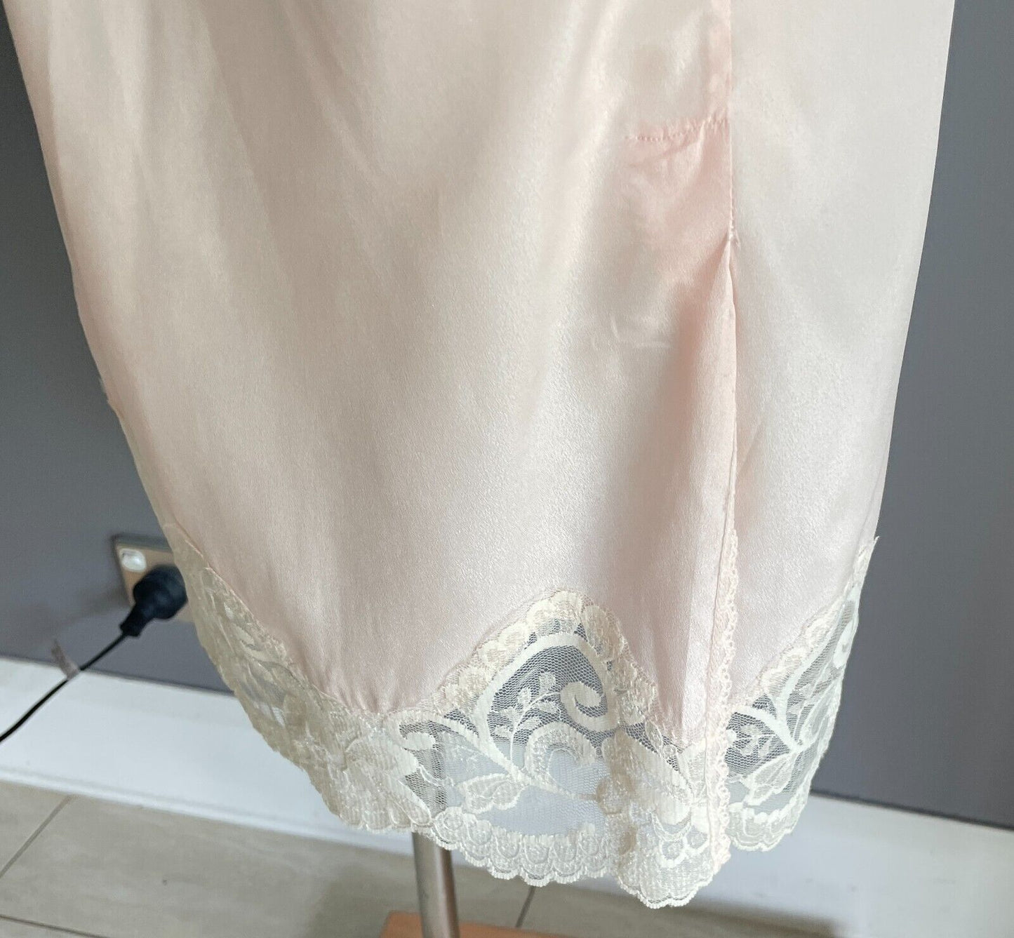 Half Slip Beige 1/2 Petticoat Elastic Waist Lace Hem Side Slit Size 8 NO stretch