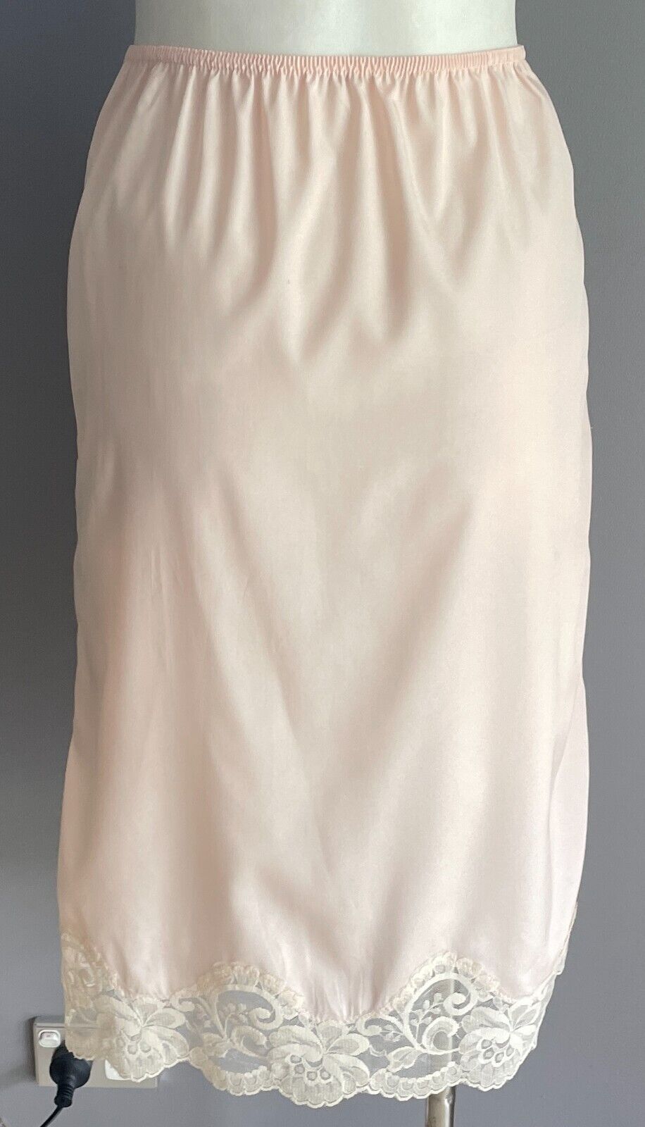 Half Slip Beige 1/2 Petticoat Elastic Waist Lace Hem Side Slit Size 8 NO stretch