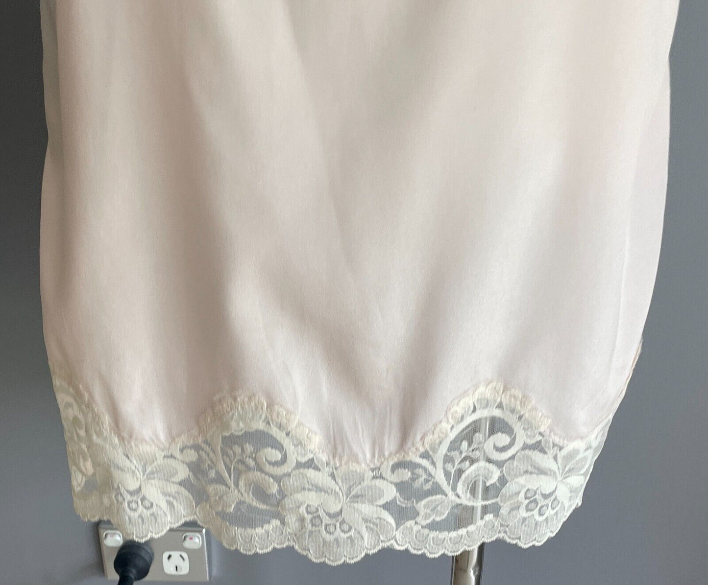 Half Slip Beige 1/2 Petticoat Elastic Waist Lace Hem Side Slit Size 8 NO stretch