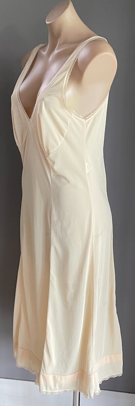 Vintage Petticoat PETER DEE Nylon Beige Fine Lace Trim Full Slip Ladies Size 16
