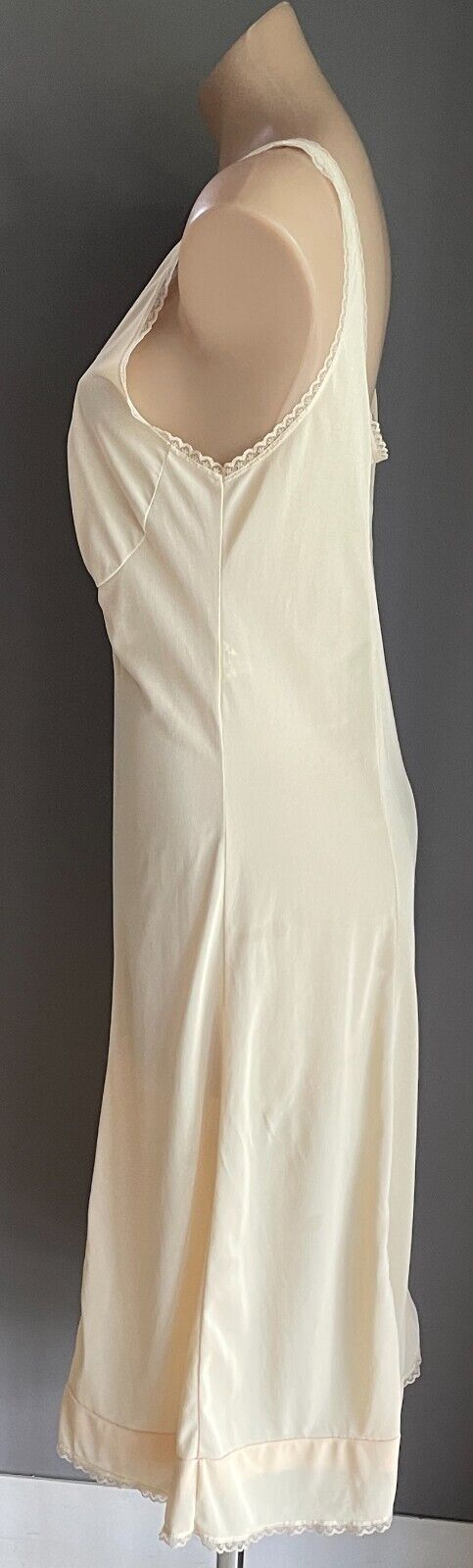 Vintage Petticoat PETER DEE Nylon Beige Fine Lace Trim Full Slip Ladies Size 16