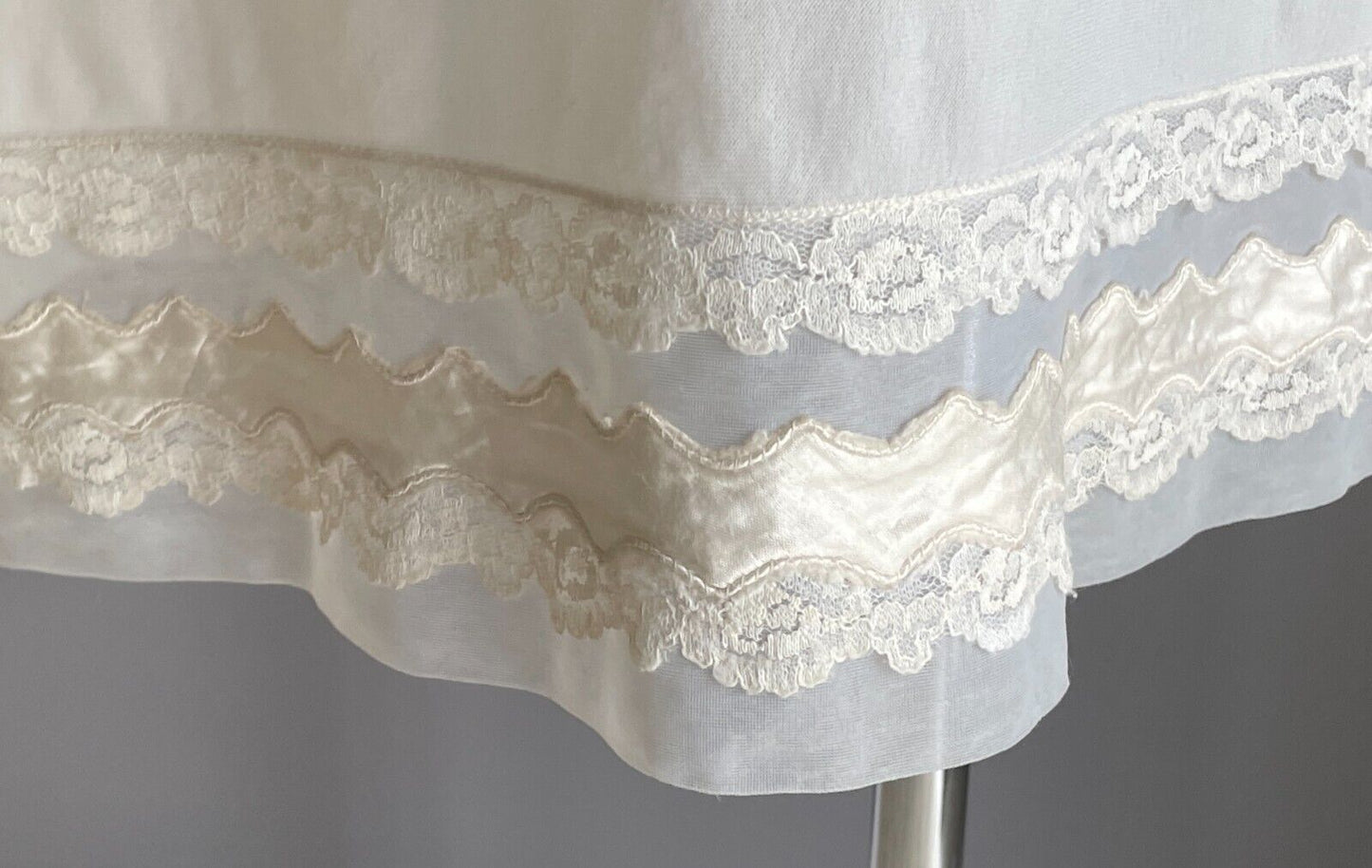 HANRO Petticoat Nylon White Lace Trim Full Slip Ladies Size 42 AU 14 Vintage