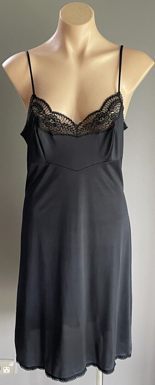 VALISERE Petticoat Black Nylon Lace Trim Full Slip Lingerie Size 44 AU 12