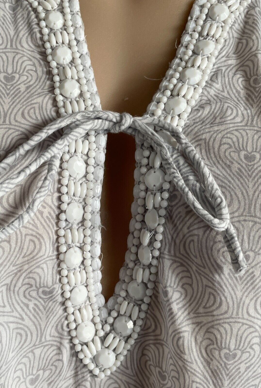 EB&IVE Kaftan Top Soft Grey White Cotton Tie & White Beaded Neckline Sz M 12