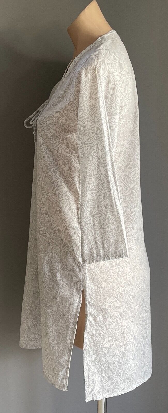 EB&IVE Kaftan Top Soft Grey White Cotton Tie & White Beaded Neckline Sz M 12