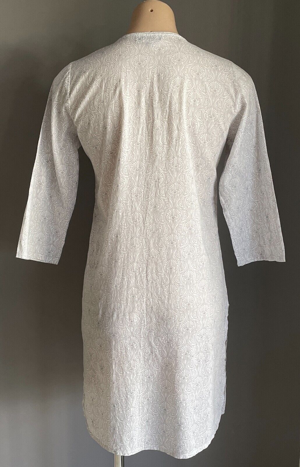 EB&IVE Kaftan Top Soft Grey White Cotton Tie & White Beaded Neckline Sz M 12