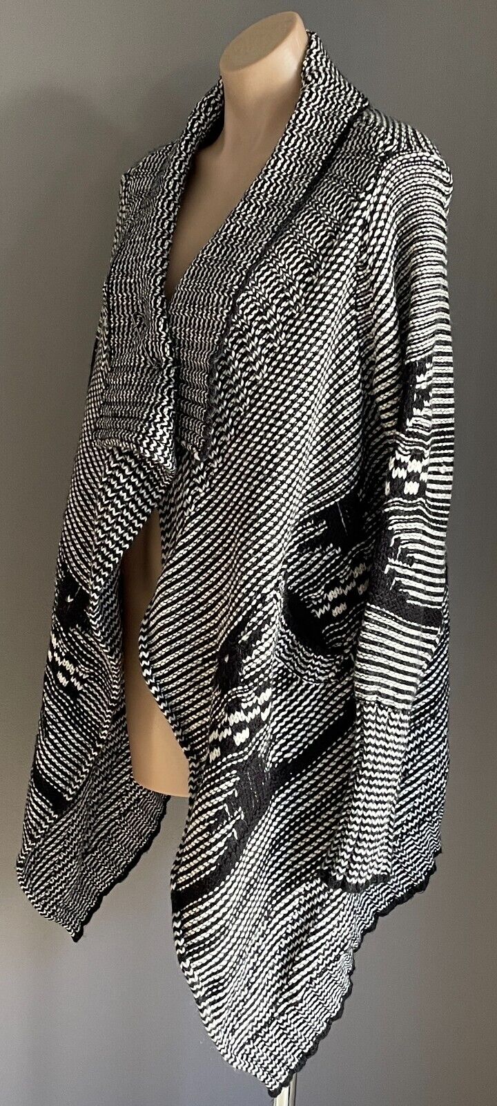 FIRETRAP Cardigan Black White Chunky Knit Drape w Kllt Pin Closure Size 14
