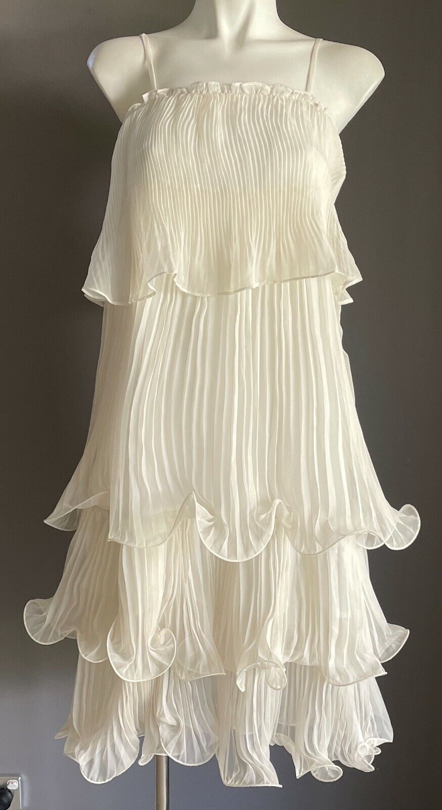 MEDASI Short Dress Off White Pleated SleevelessTier A-Line Size 6 8
