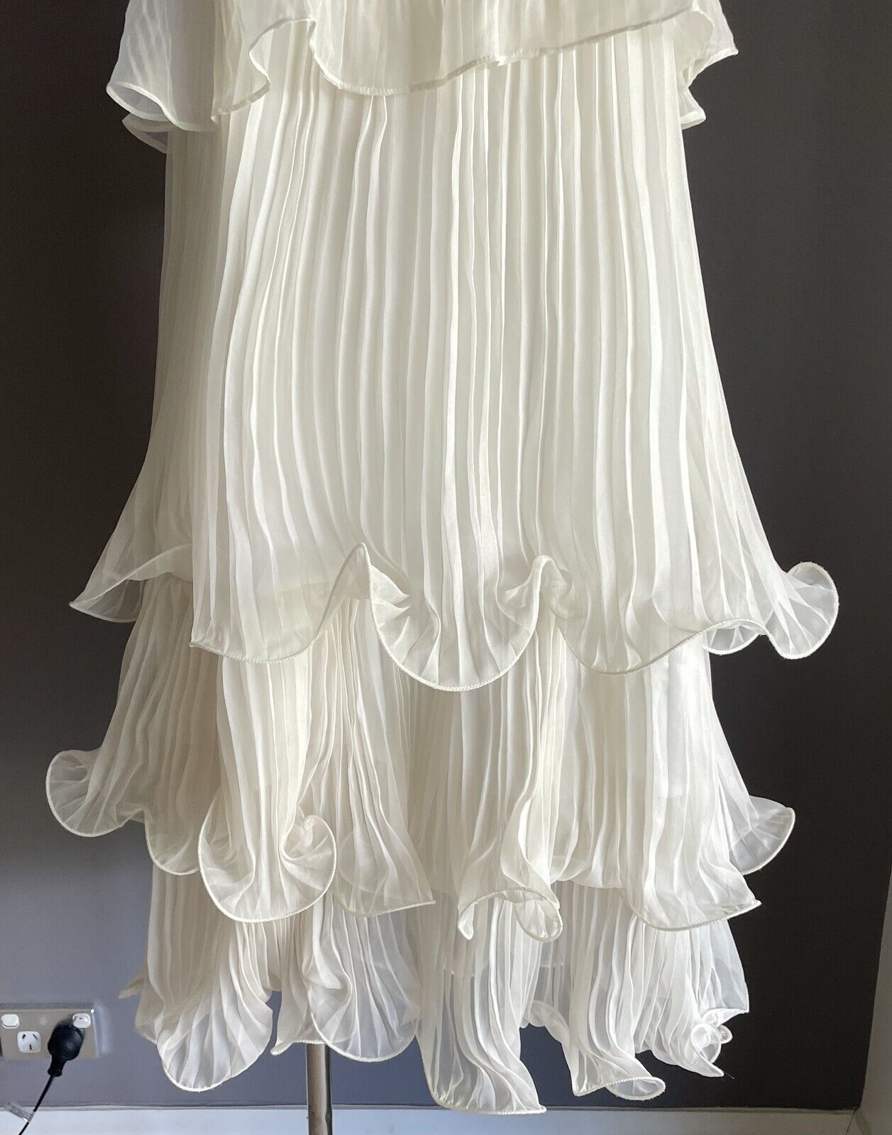 MEDASI Short Dress Off White Pleated SleevelessTier A-Line Size 6 8