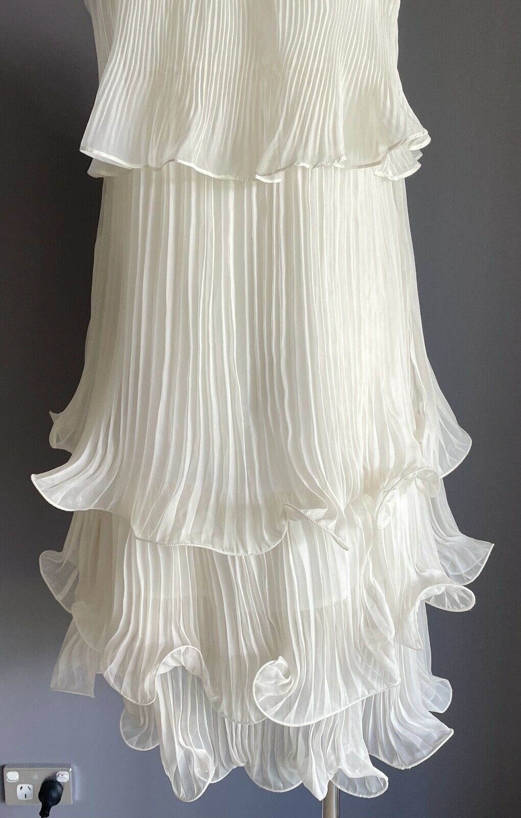 MEDASI Short Dress Off White Pleated SleevelessTier A-Line Size 6 8