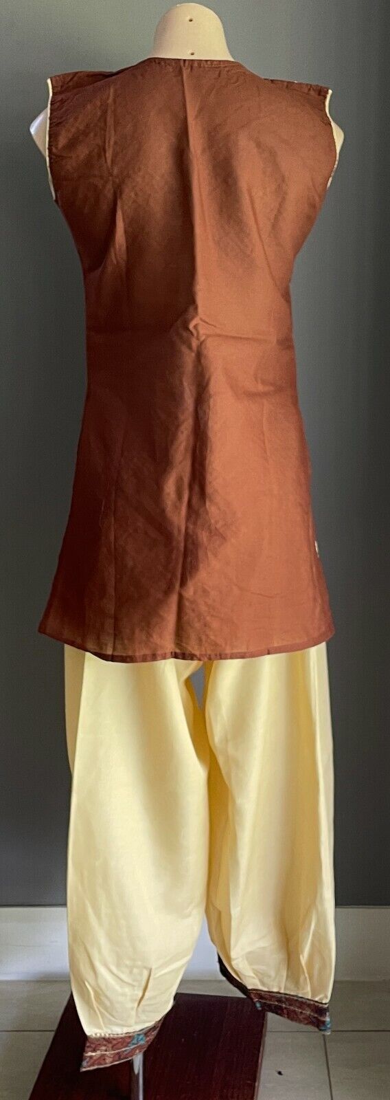 KURTA SET Sleeveless Top Sz 10 & Cropped Pants Sz 18 Brown Yellow Colours NEW
