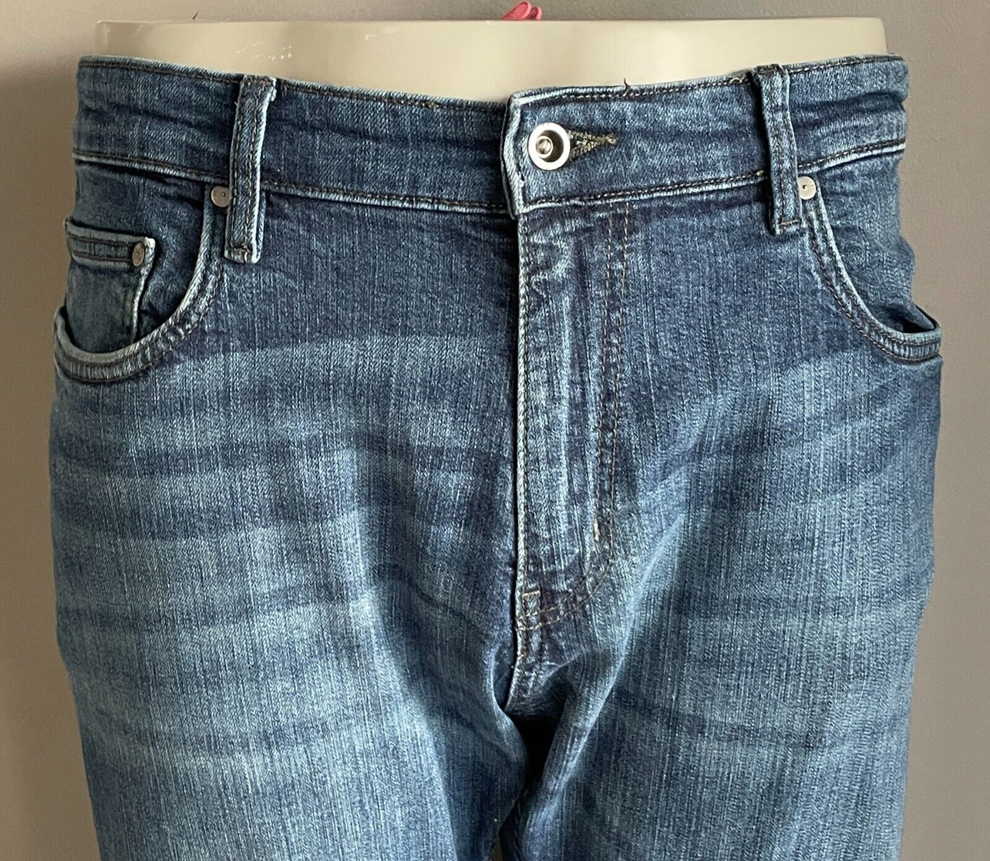 RODD & GUNN Classic Blue Denim Jeans Size 36R Relaxed Straight Leg Fit