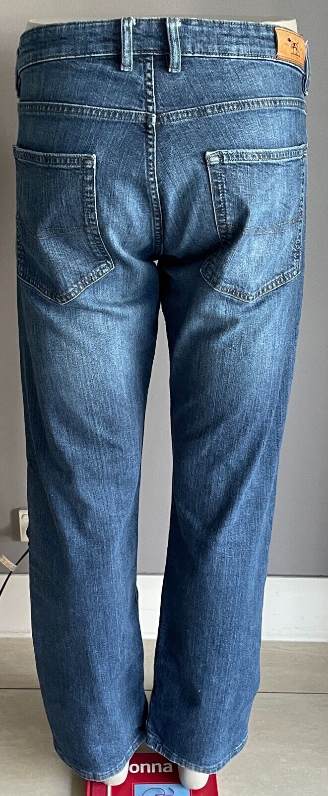 RODD & GUNN Classic Blue Denim Jeans Size 36R Relaxed Straight Leg Fit