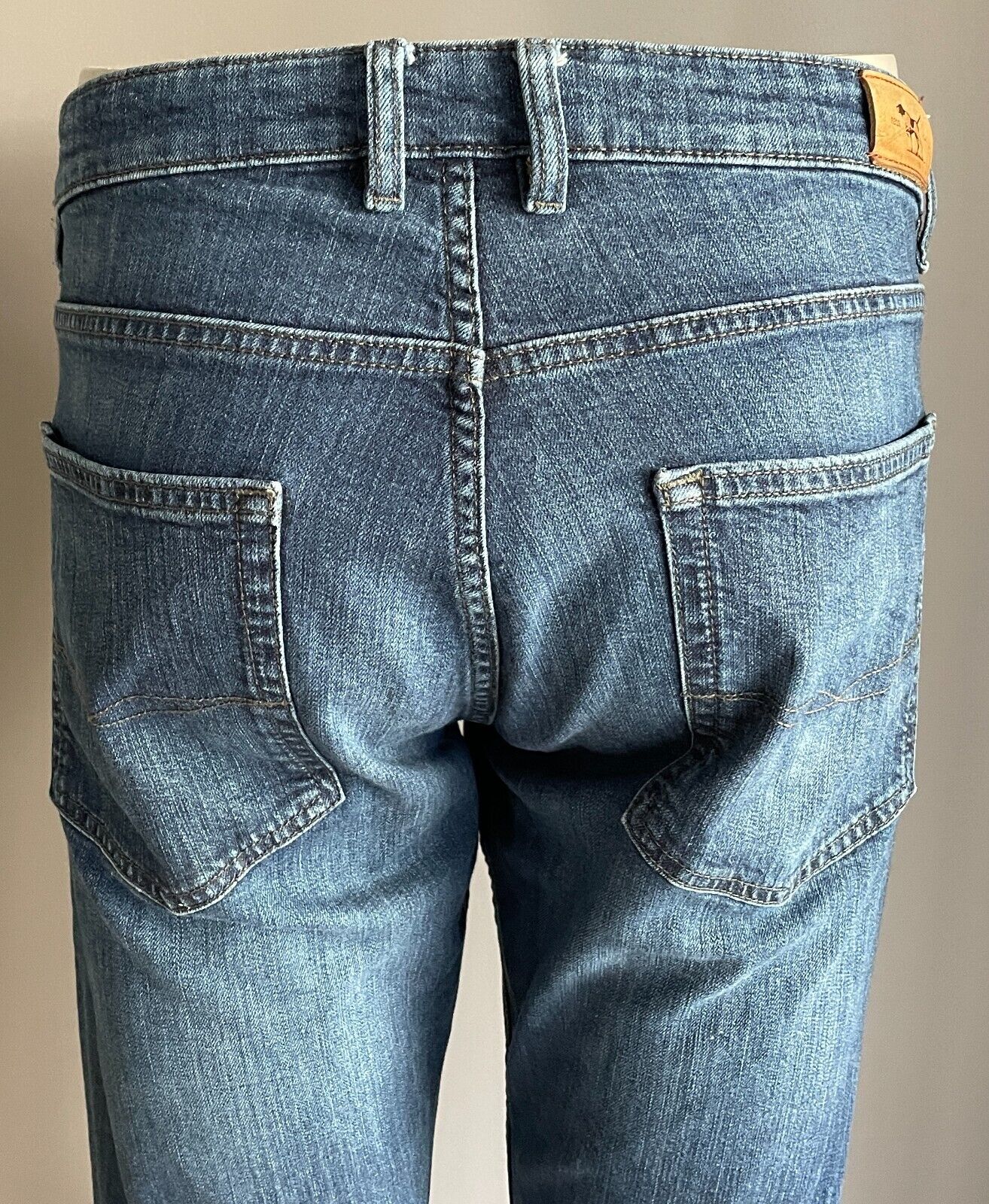 RODD & GUNN Classic Blue Denim Jeans Size 36R Relaxed Straight Leg Fit