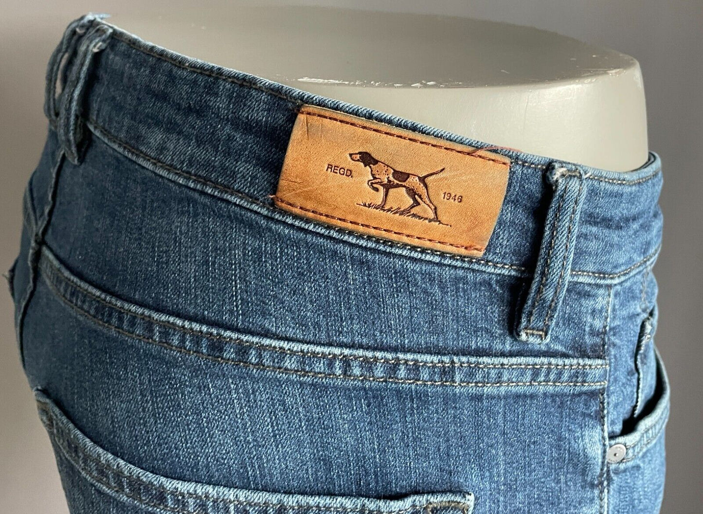RODD & GUNN Classic Blue Denim Jeans Size 36R Relaxed Straight Leg Fit