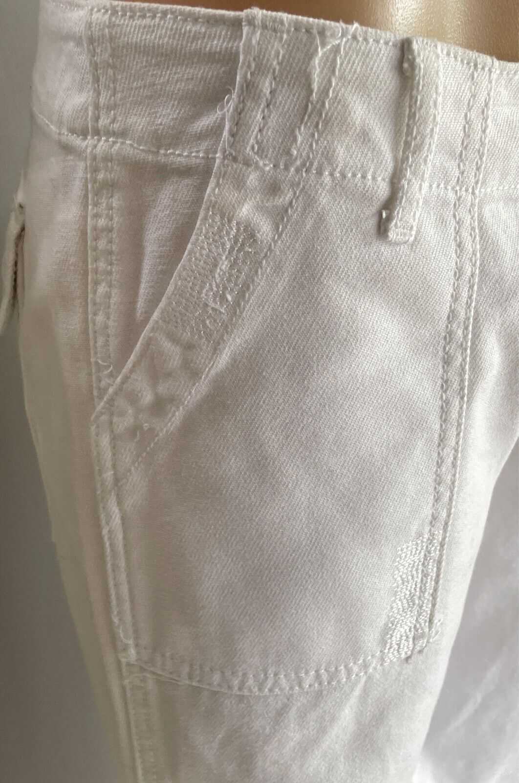 ENVIOUS White Skinny Leg Cropped Denim Jeans Size 12 Distressed at Pockets