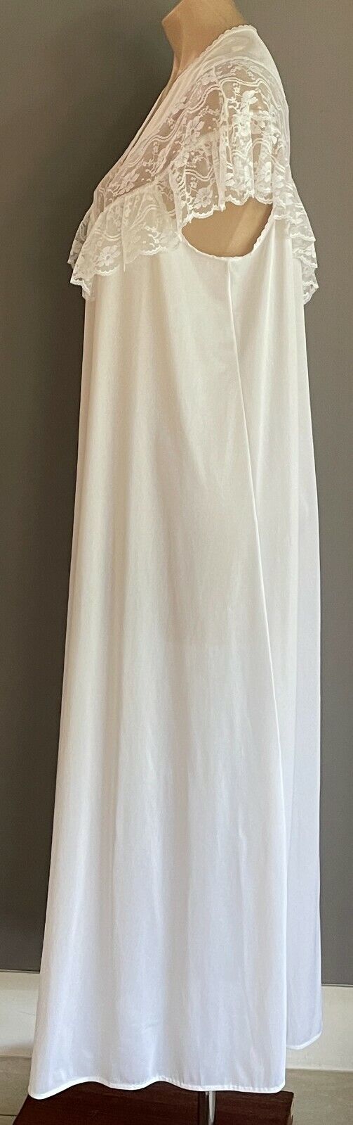 Vintage HILTON Long Robe White Nylon & Lace Trim Short Sleeve Sz 16 Lingerie