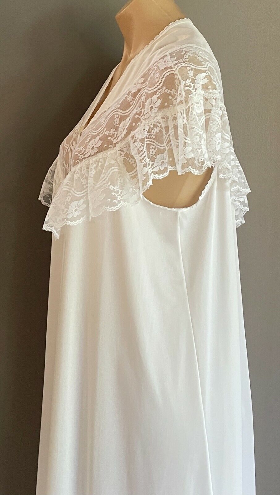 Vintage HILTON Long Robe White Nylon & Lace Trim Short Sleeve Sz 16 Lingerie