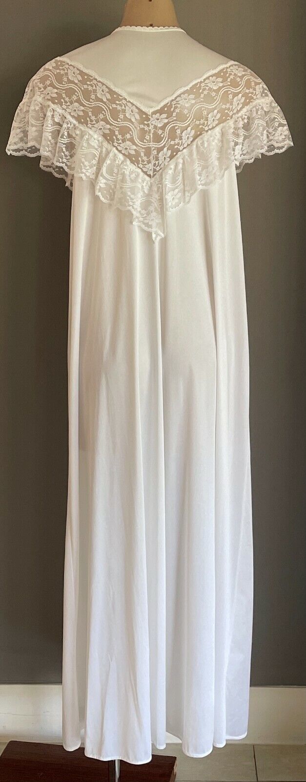 Vintage HILTON Long Robe White Nylon & Lace Trim Short Sleeve Sz 16 Lingerie