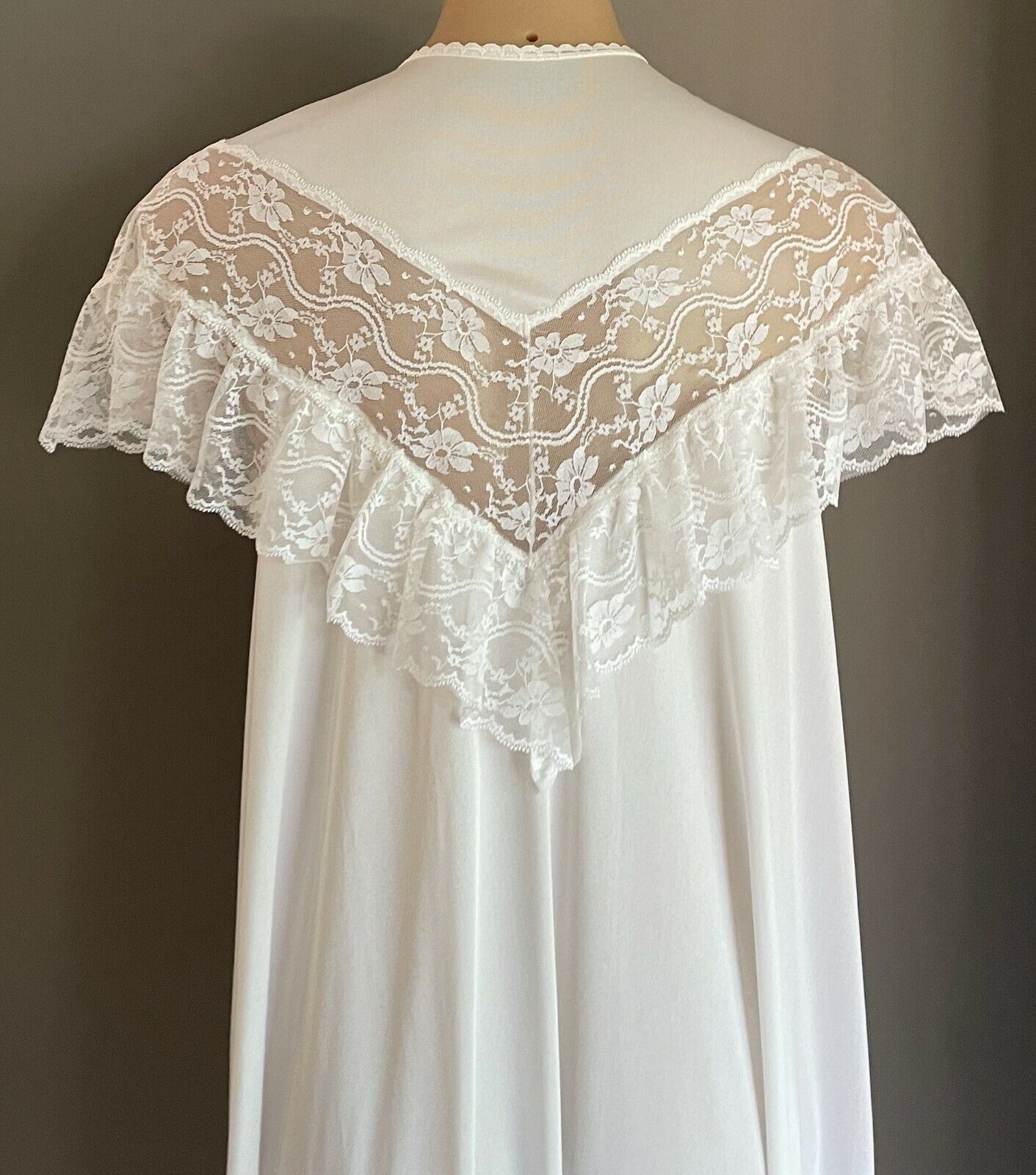 Vintage HILTON Long Robe White Nylon & Lace Trim Short Sleeve Sz 16 Lingerie