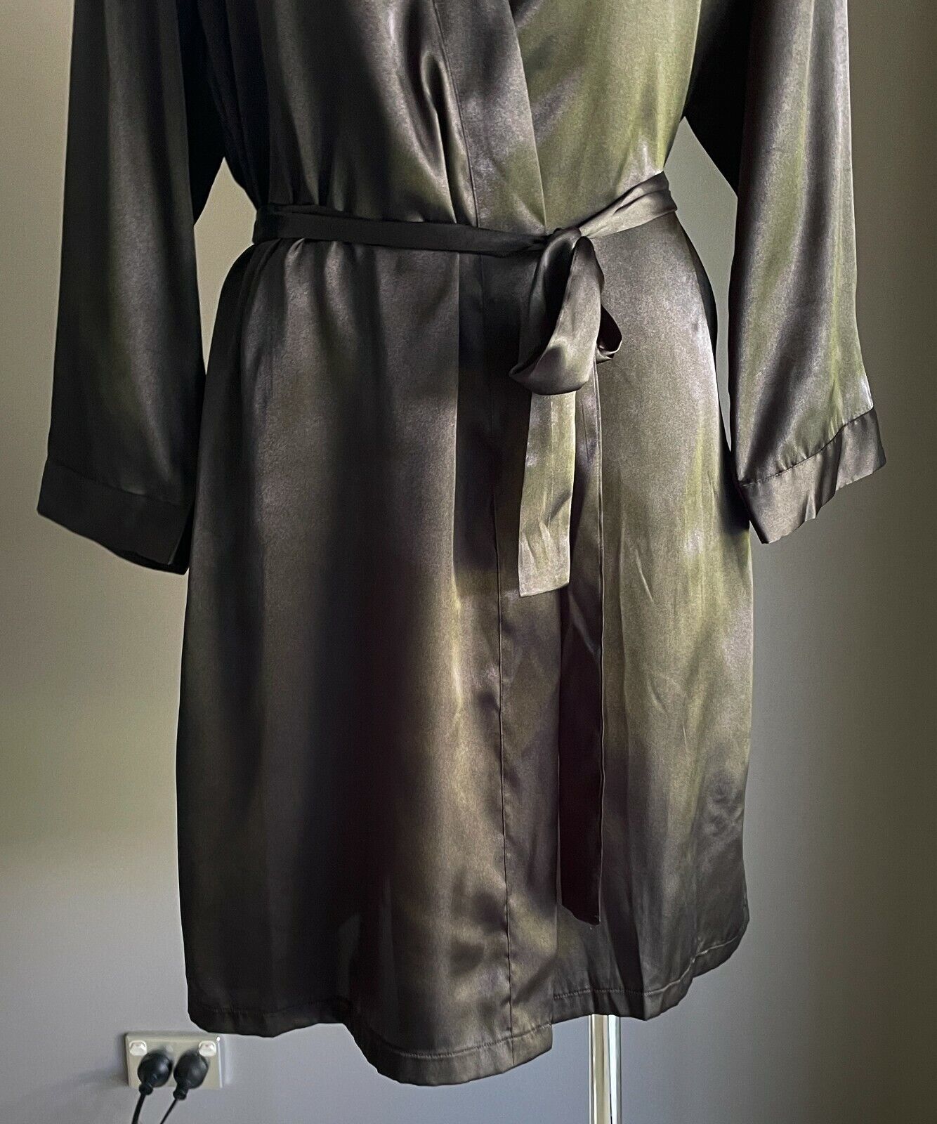THE BLONDE Bath Robe Black Satin Short w Waist Tie Ladies One Size 10 - 12 NEW