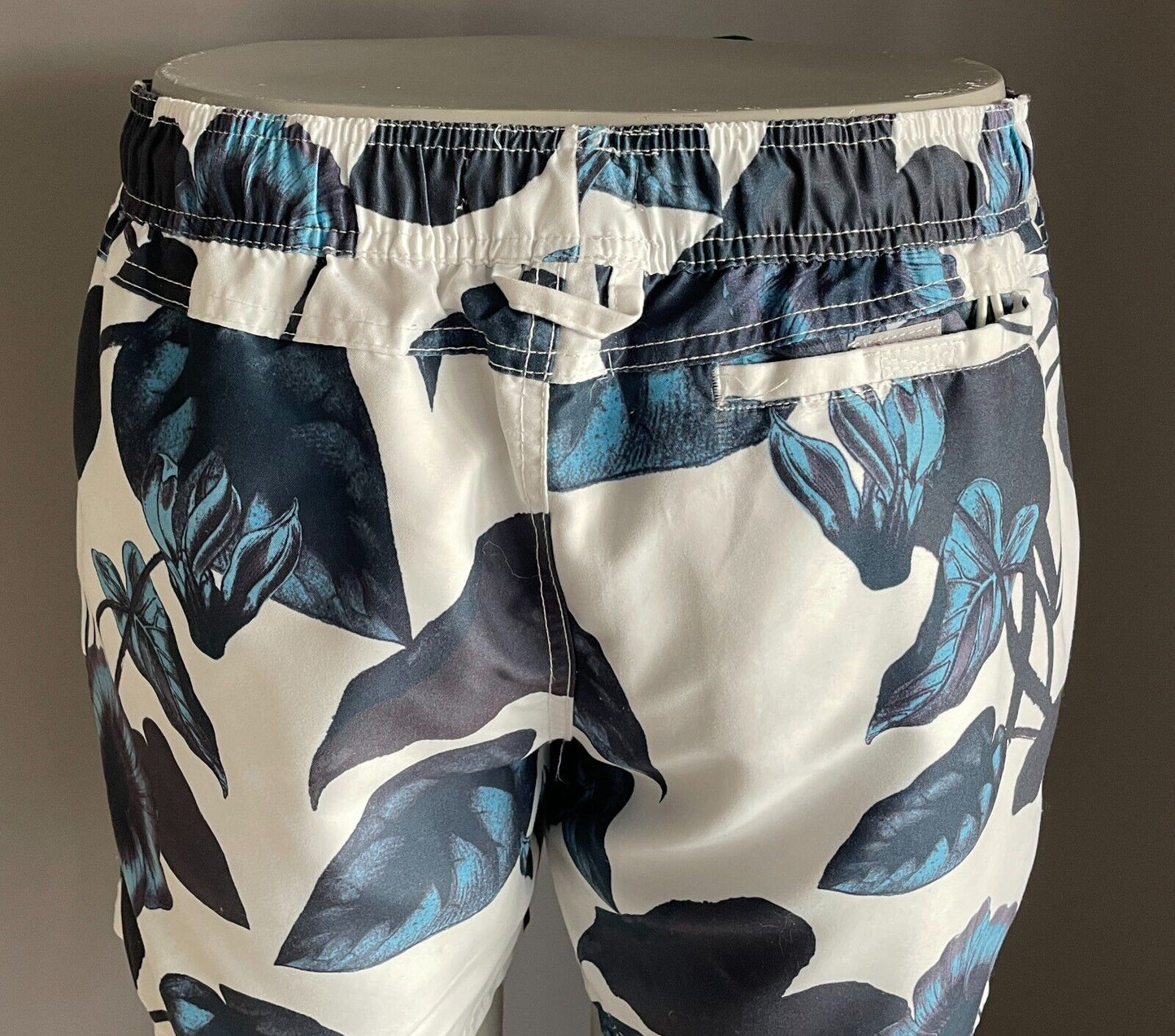 Board Shorts COTTON ON GARMENTS White & Blue Floral Elastic Waist Mens Size XL