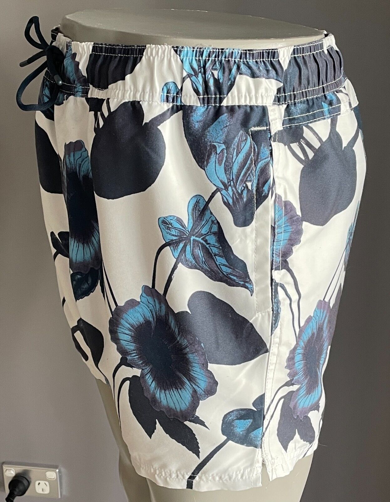 Board Shorts COTTON ON GARMENTS White & Blue Floral Elastic Waist Mens Size XL