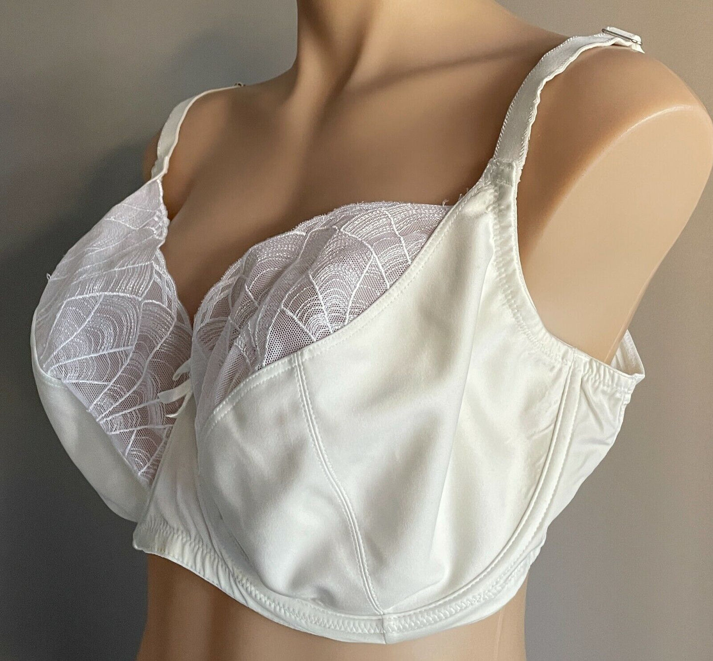 TARGET Bra 22DD Off White Underwire Bra w Embroidered Mesh Net Trim Size 22 DD