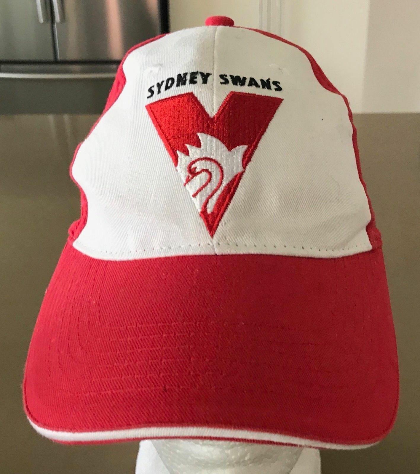 Fan Cap SYDNEY SWANS AFL 2013 Members Hat White & Red Strap Back Mens Supporter