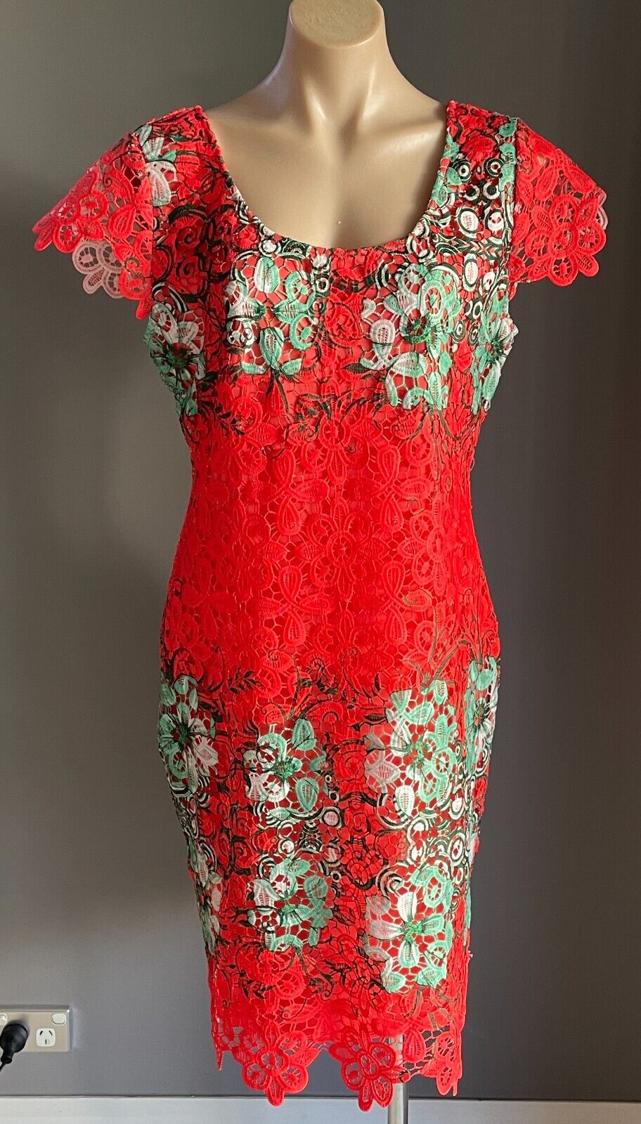 SISTERS OF ART Deep Coral Red Green White Lace Cap Sleeve Sheath Dress Size 18
