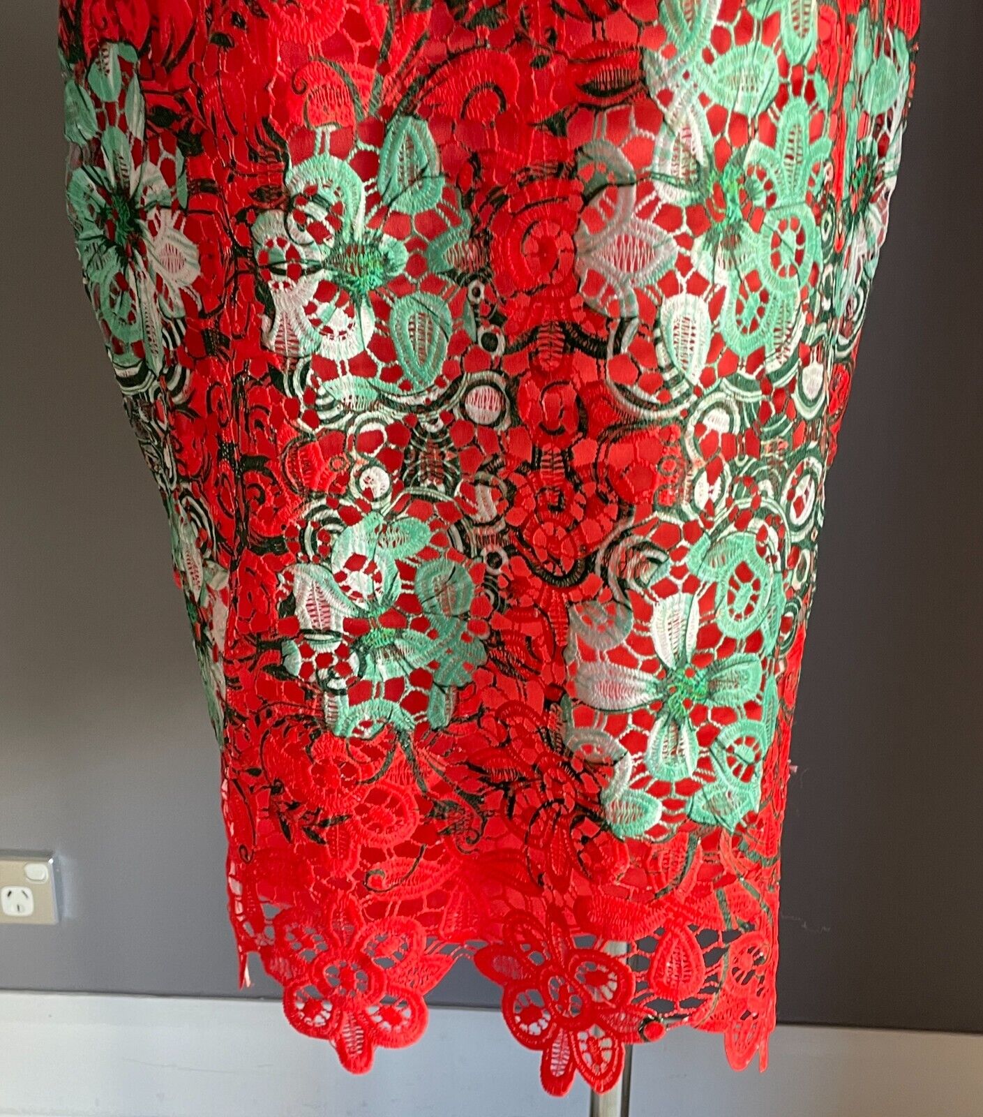 SISTERS OF ART Deep Coral Red Green White Lace Cap Sleeve Sheath Dress Size 18