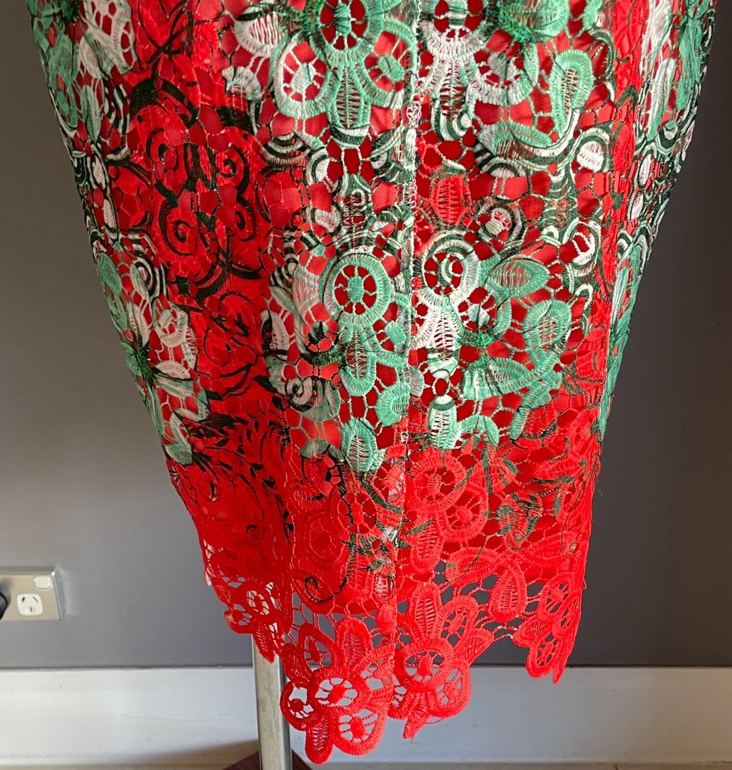 SISTERS OF ART Deep Coral Red Green White Lace Cap Sleeve Sheath Dress Size 18
