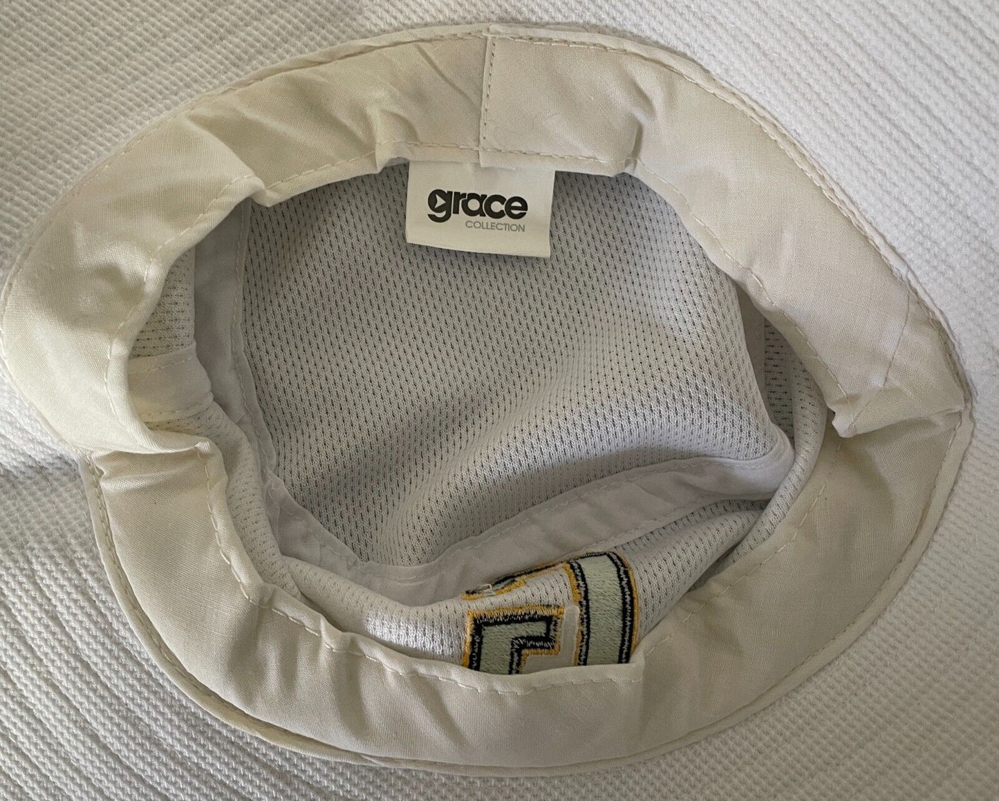 GRACE COLLECTION White Bucket Hat Size S M Embroidered "G"  UPF 50+ Sunhat