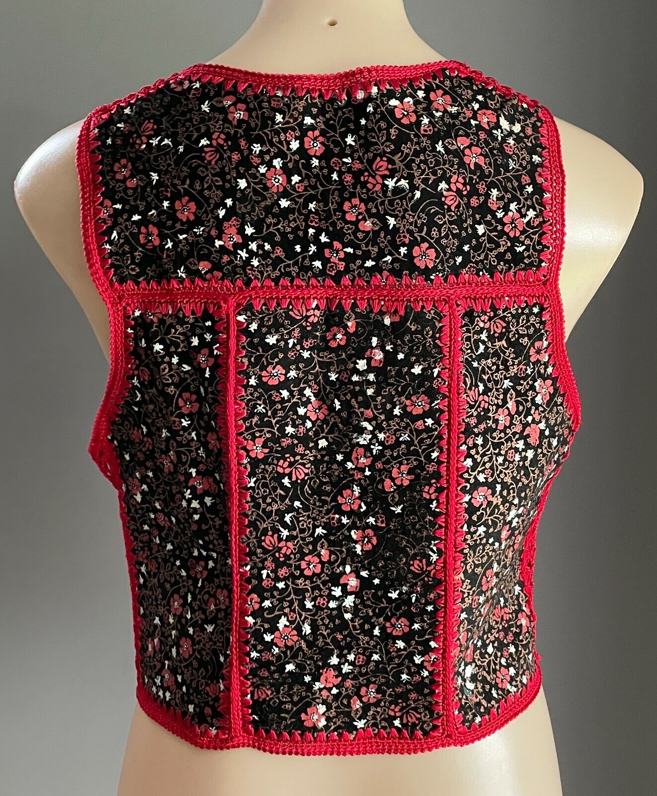 Vtg Suede Patchwork VEST Crochet Trim Boho Hippy Black Red Floral Print Size 12