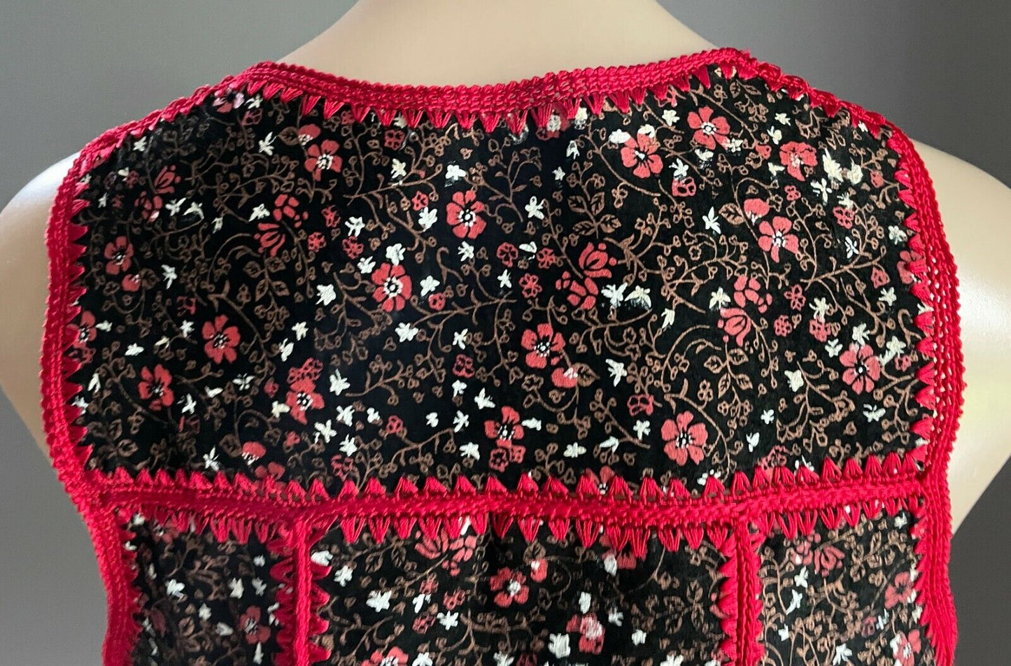 Vtg Suede Patchwork VEST Crochet Trim Boho Hippy Black Red Floral Print Size 12