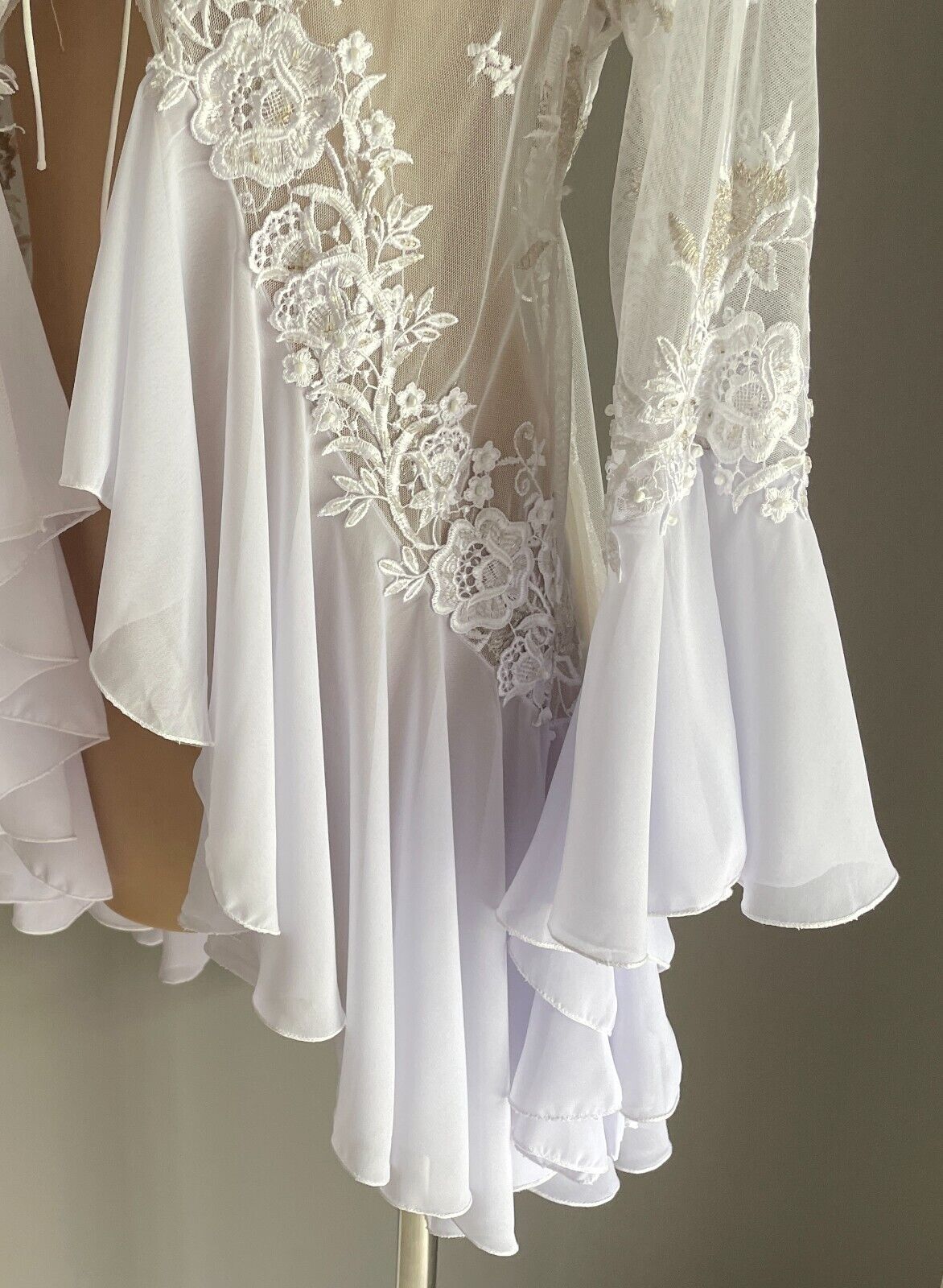 White Embroidered Beaded Lace Jacket ChiffonNet Long Trumpet Sleeve Size 16 Glam