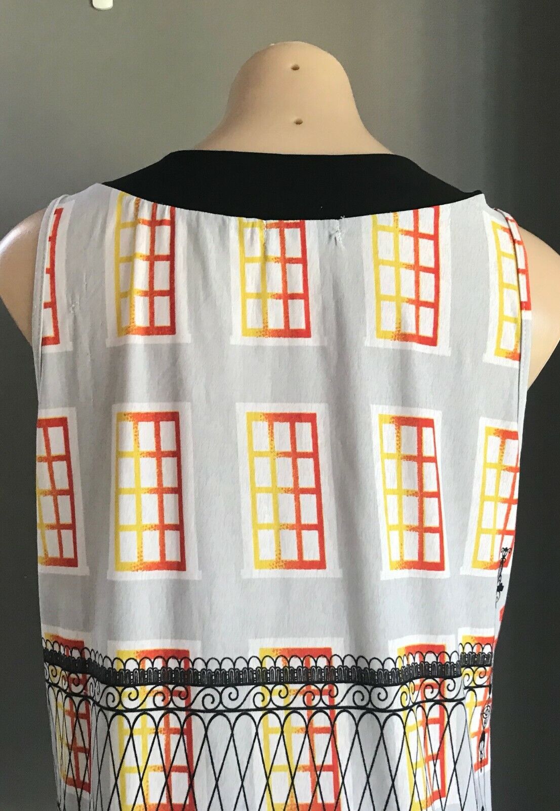 CORDELIA ST Colourful Top Street Scape Print Sleeveless Stretch Scoop Size 16