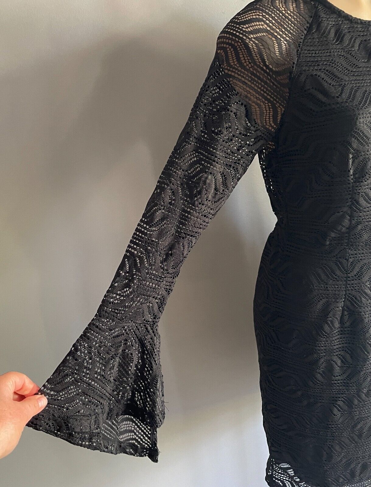TUSSAH Black Lace Open Back Long Bell Sleeve Sheath Dress Size 10 NEW