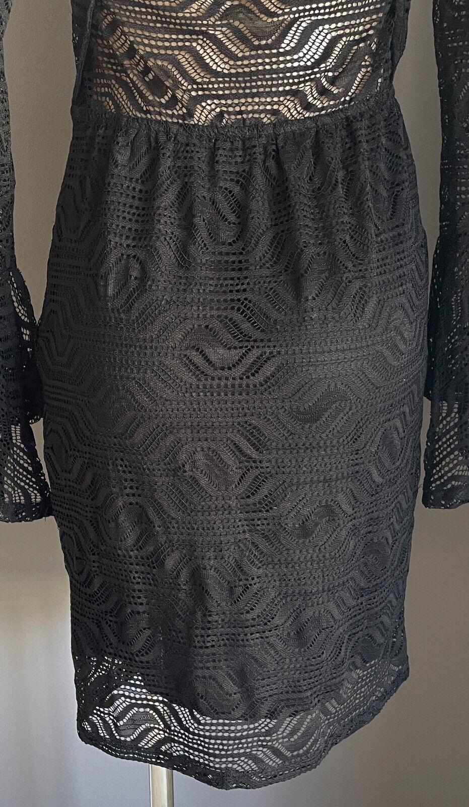 TUSSAH Black Lace Open Back Long Bell Sleeve Sheath Dress Size 10 NEW