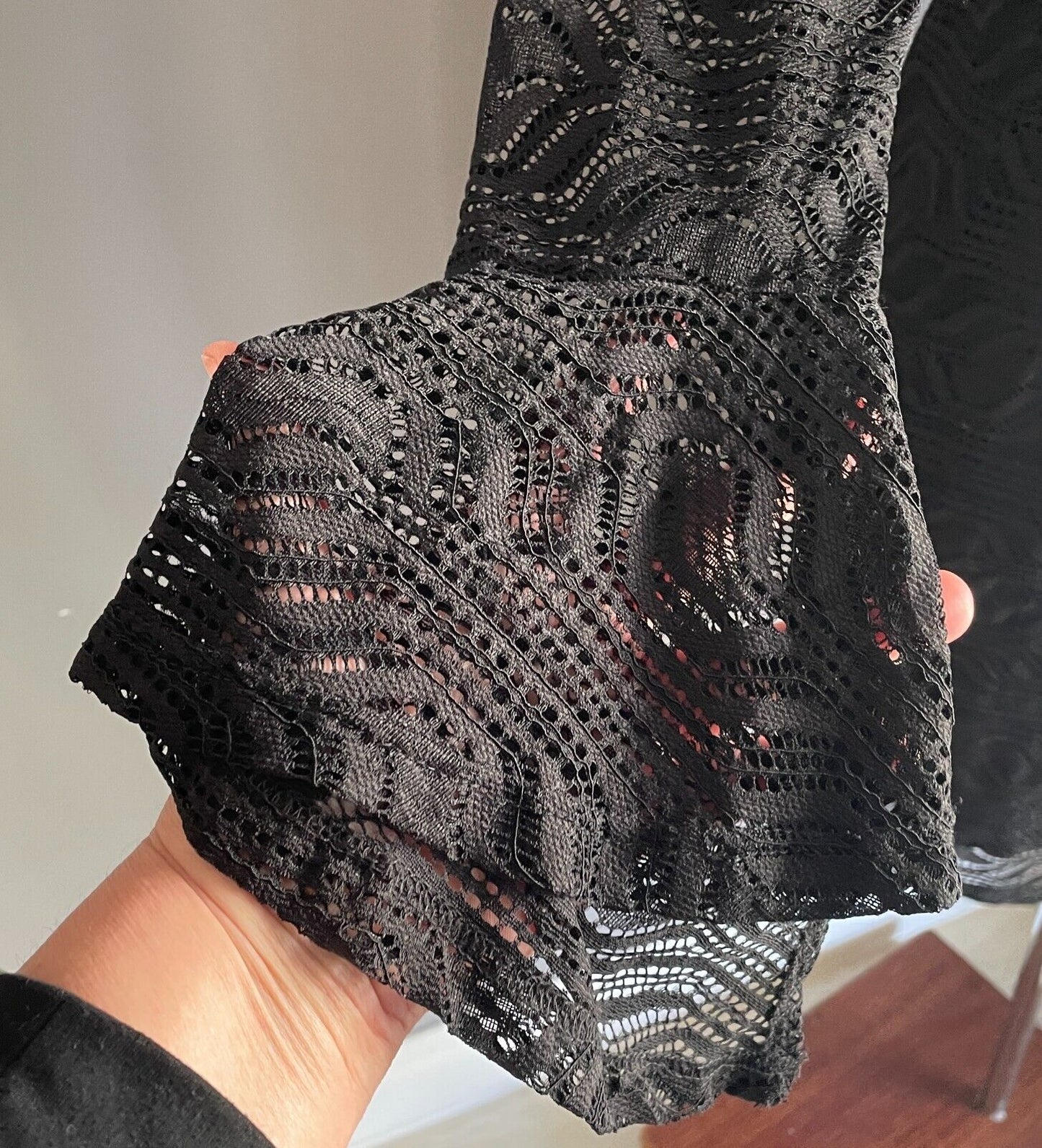 TUSSAH Black Lace Open Back Long Bell Sleeve Sheath Dress Size 10 NEW