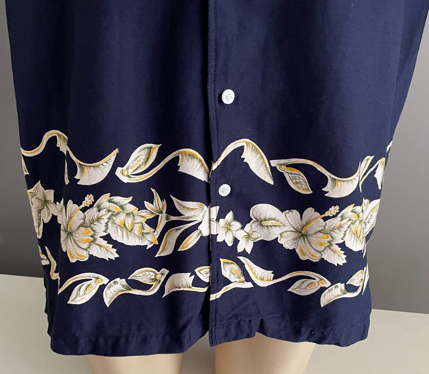 Mens ROAR Hawaiian Shirt Short Sleeve Navy & Tropical Floral Size L Cotton 120cm