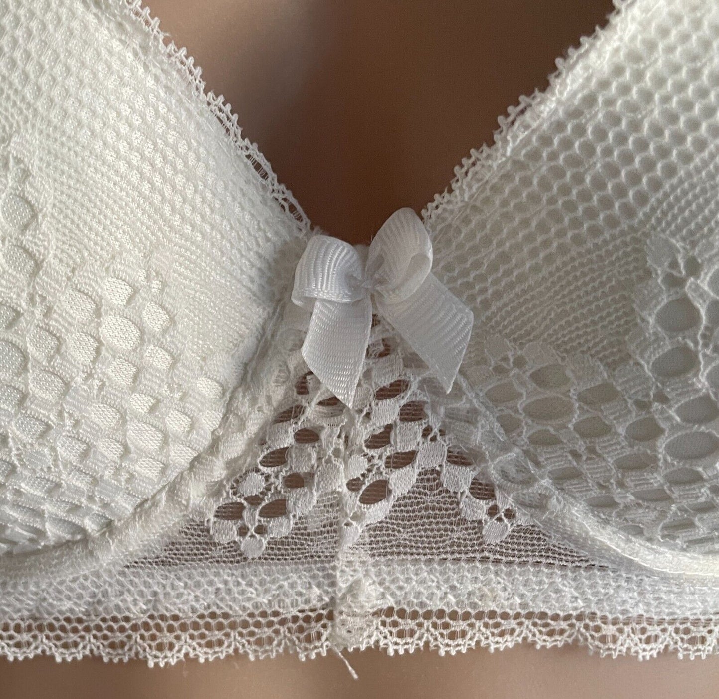 MIS/ Bra 10D White Cut Out Lace Moulded Cups Adjustable Straps Underwire 32D NEW