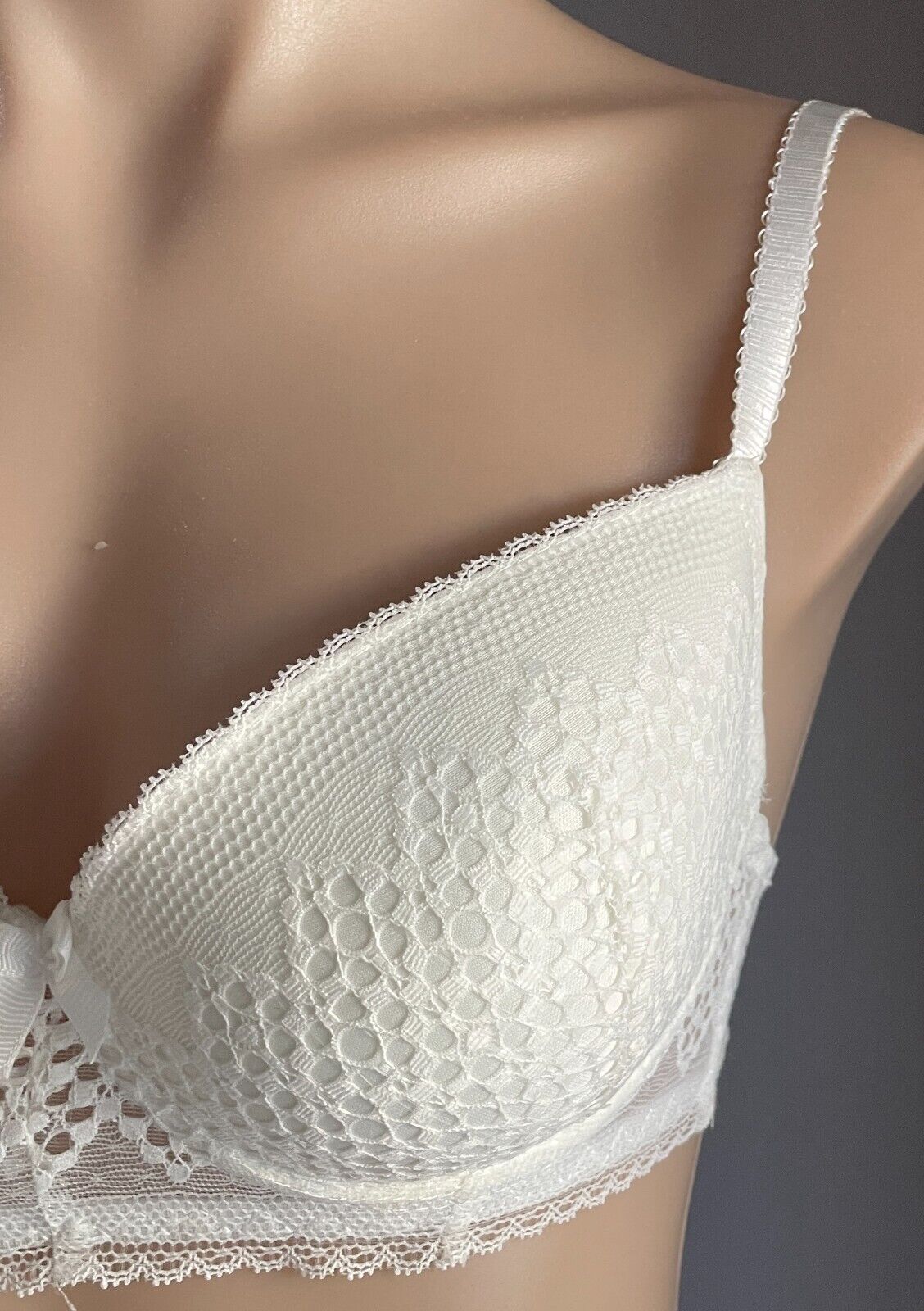 MIS/ Bra 10D White Cut Out Lace Moulded Cups Adjustable Straps Underwire 32D NEW