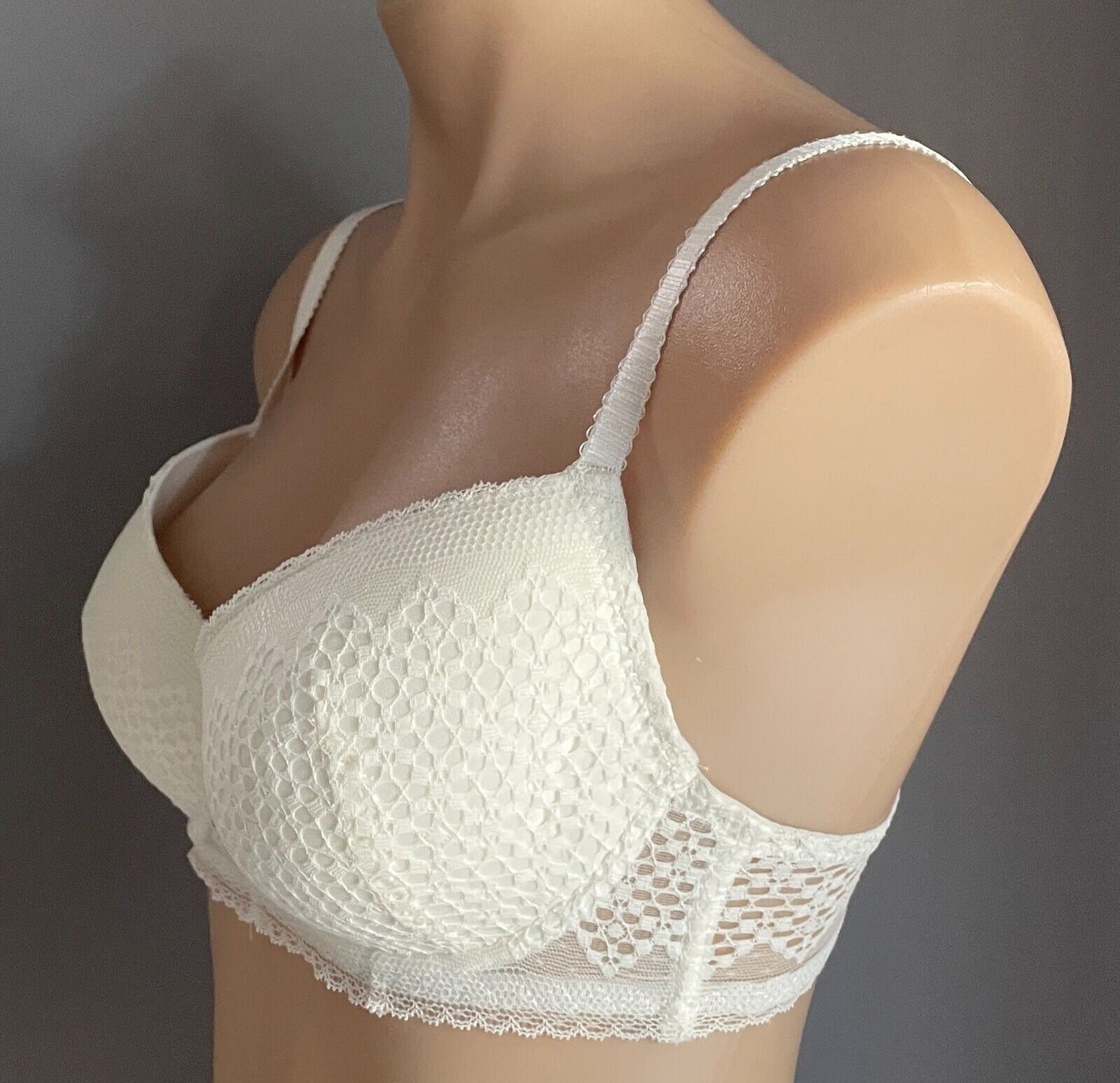 MIS/ Bra 10D White Cut Out Lace Moulded Cups Adjustable Straps Underwire 32D NEW