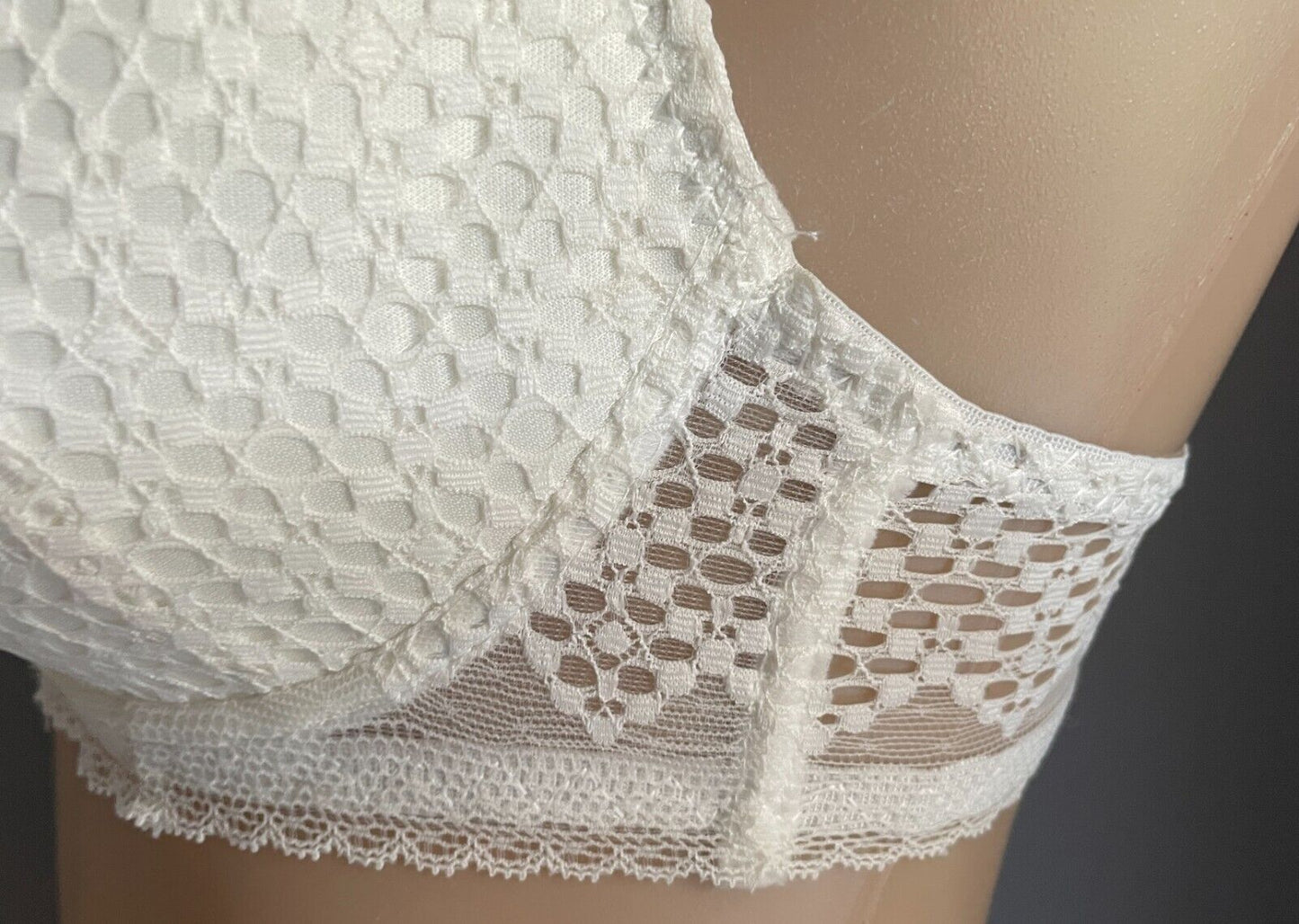MIS/ Bra 10D White Cut Out Lace Moulded Cups Adjustable Straps Underwire 32D NEW
