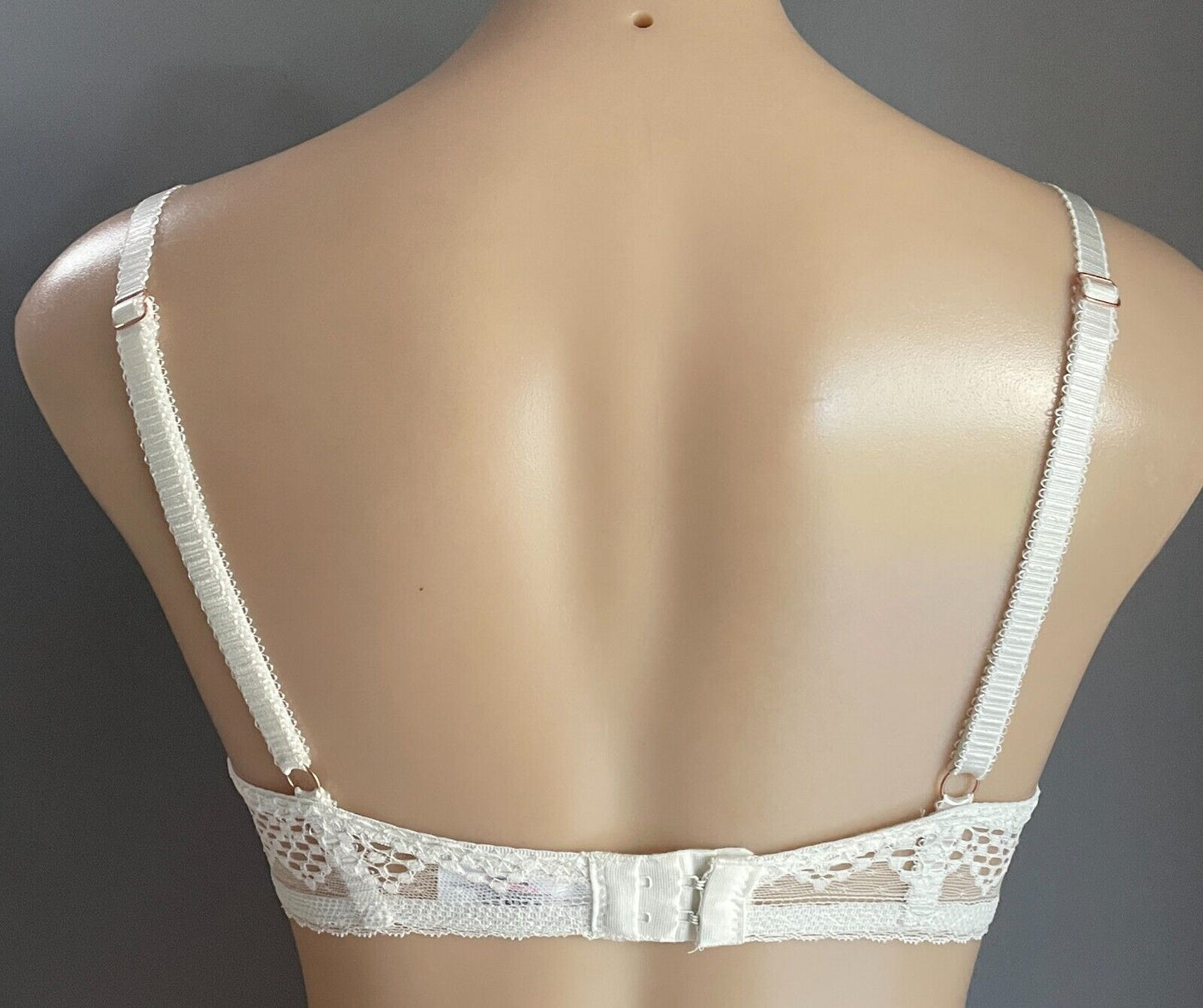 MIS/ Bra 10D White Cut Out Lace Moulded Cups Adjustable Straps Underwire 32D NEW
