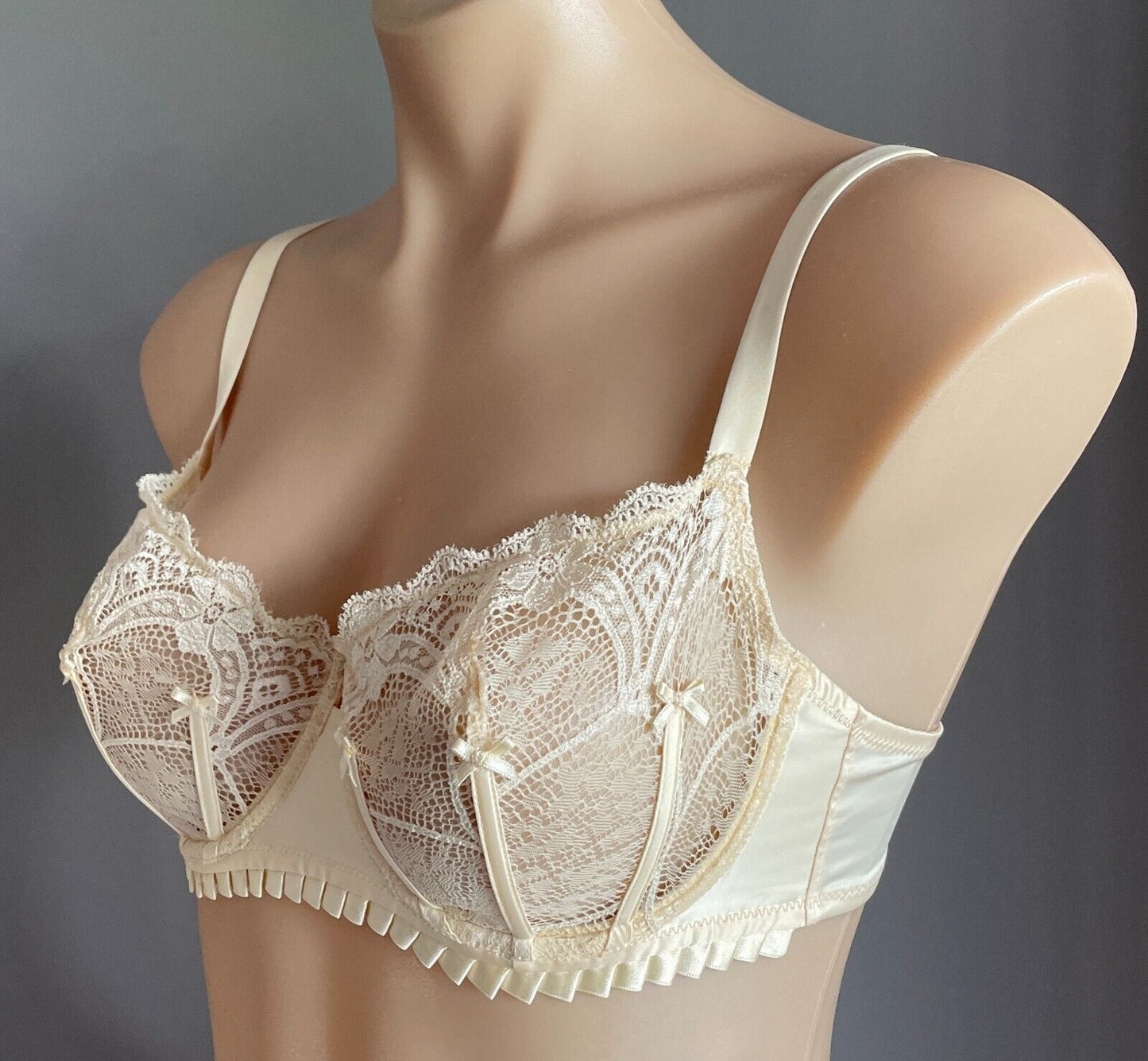 SIMONE PERELE "Adelaide"  Bra 10B Underwire Lace Bra Cream Demi Satin Frill 10 B