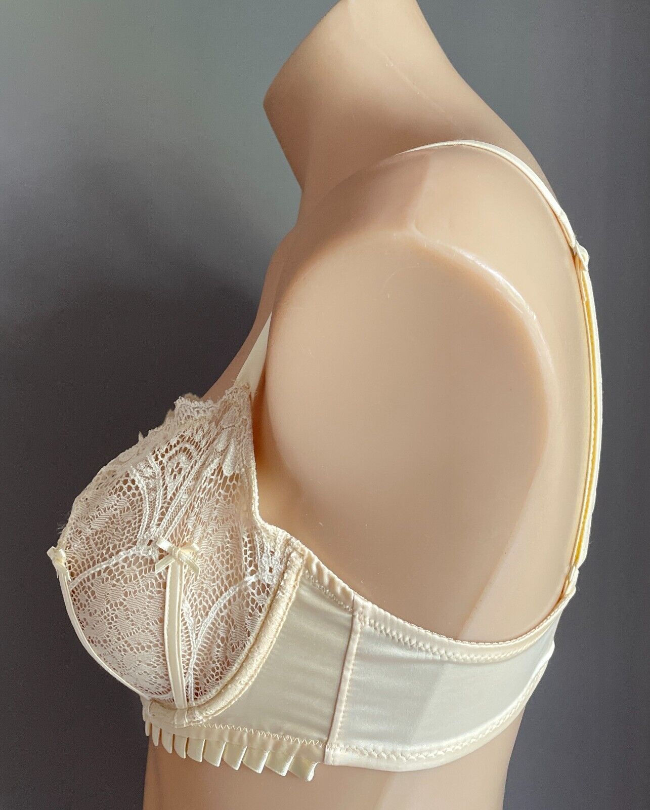 SIMONE PERELE "Adelaide"  Bra 10B Underwire Lace Bra Cream Demi Satin Frill 10 B