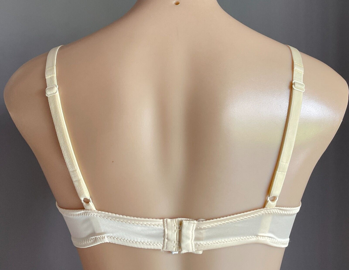 SIMONE PERELE "Adelaide"  Bra 10B Underwire Lace Bra Cream Demi Satin Frill 10 B